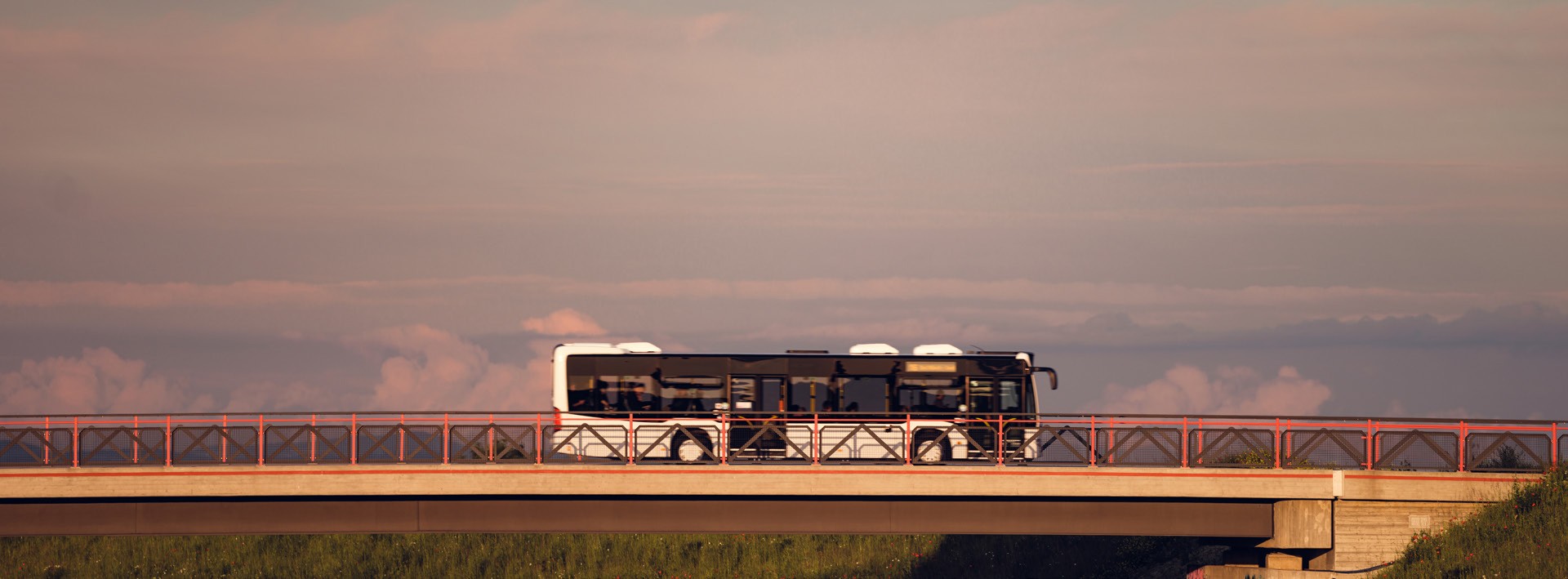 Foto: Bus fährt über Brücke - 