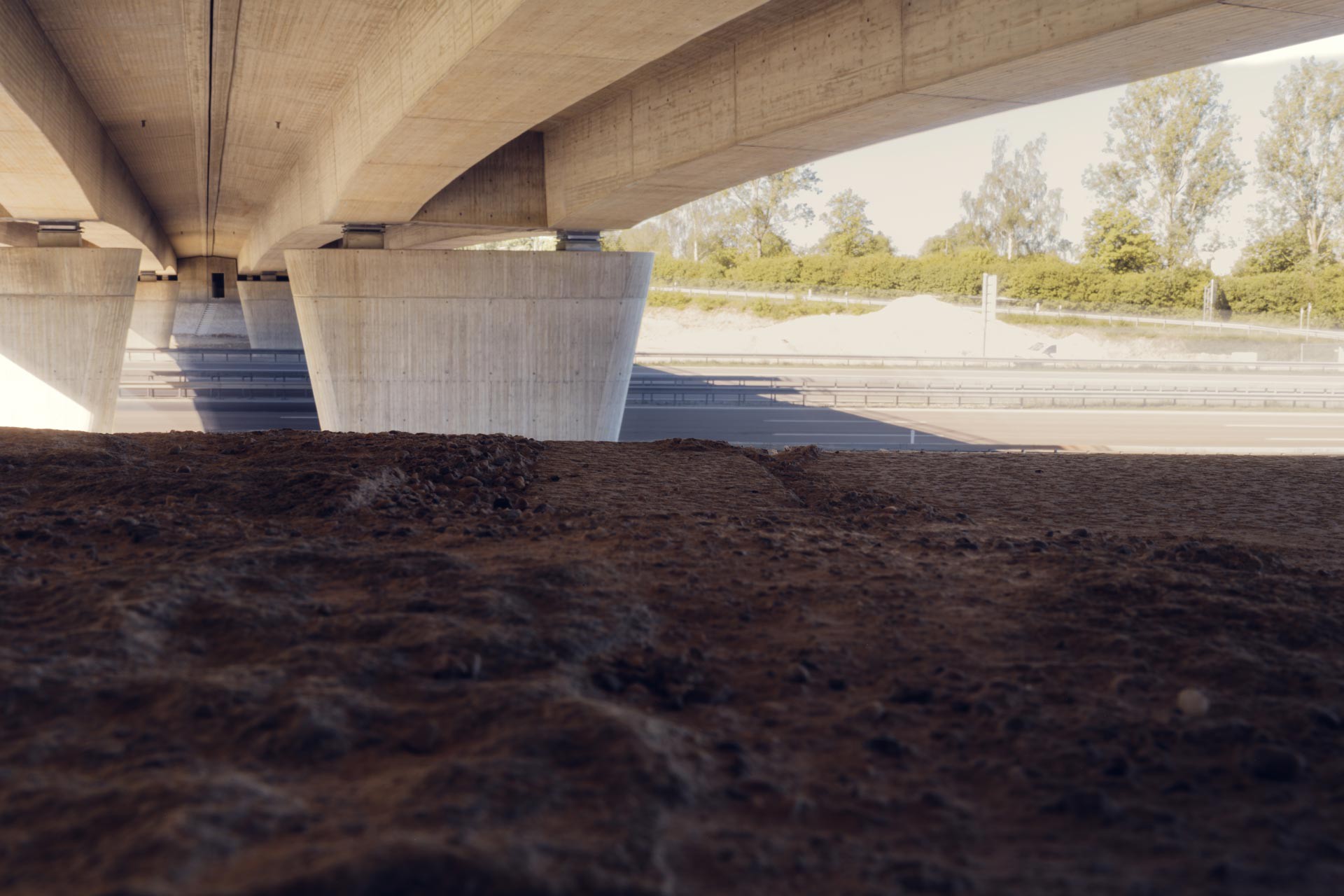 Foto: Aufnahmer gigantischer Betonbrücke von unten - 