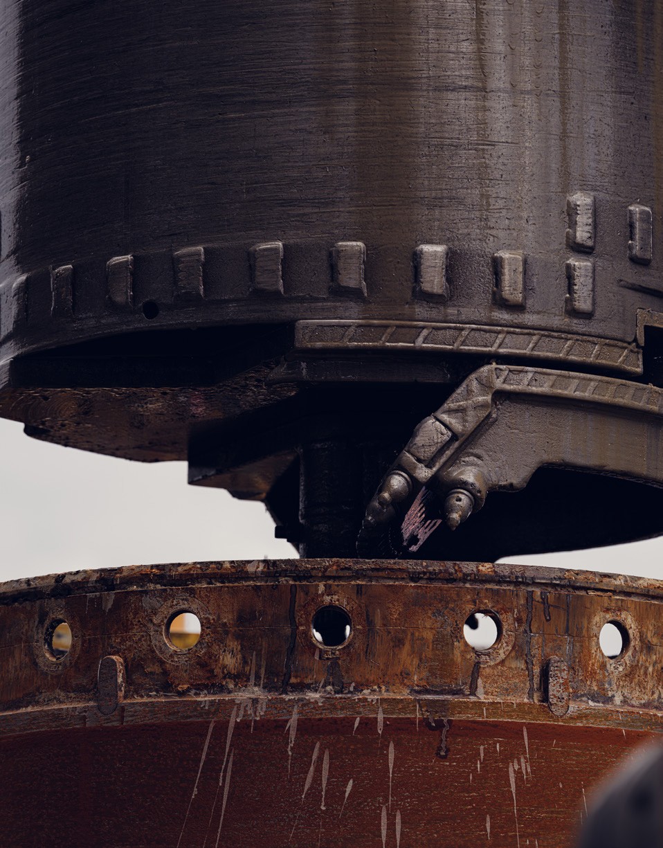 Foto: Nahaufnahme eines schweren industriellen Metallmechanismus - 