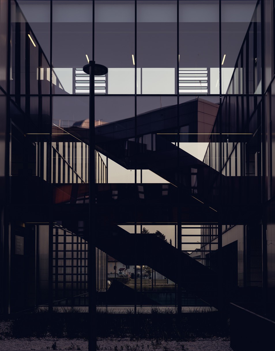 Foto: Bürogebäude mit Spiegelungen in der Glasfassade - 