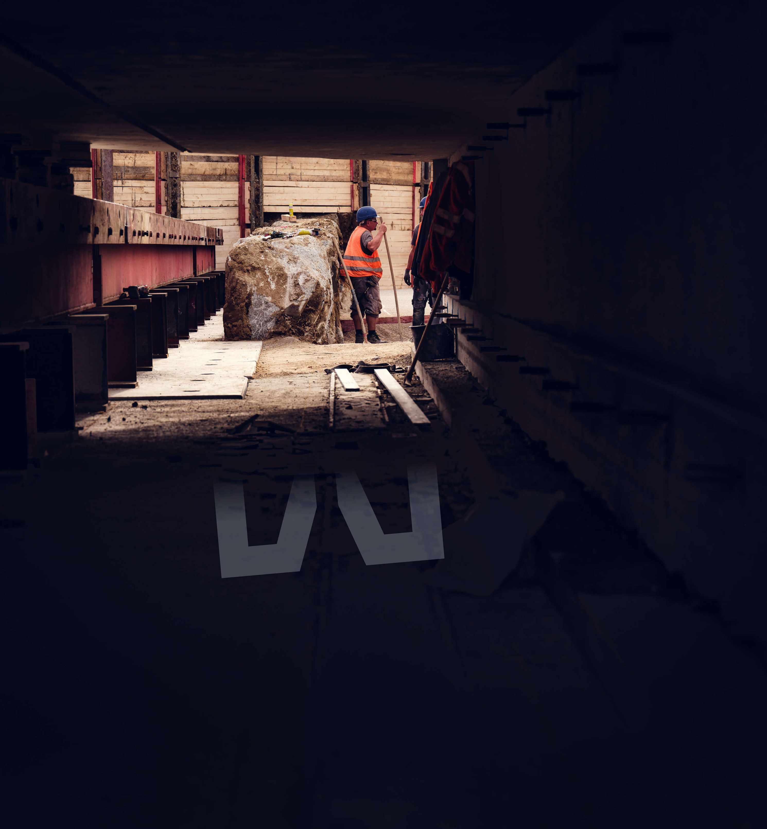 bauaerbeiter-bahnbruecke-saal-donau-blauer-helm