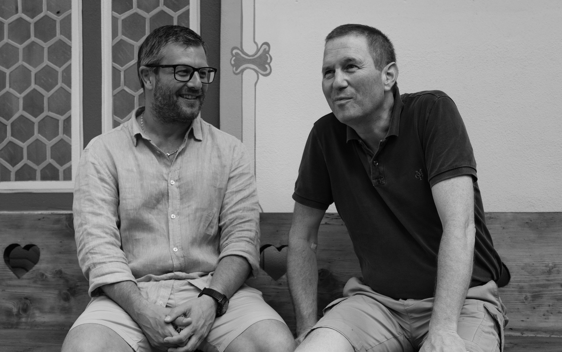 Foto: Herbert und Christian sitzen auf einer Holzbank - 