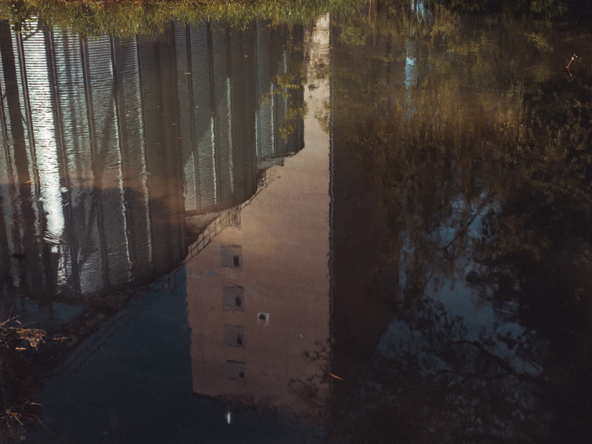 Foto: Spiegelung eines Silos im Wasser - 