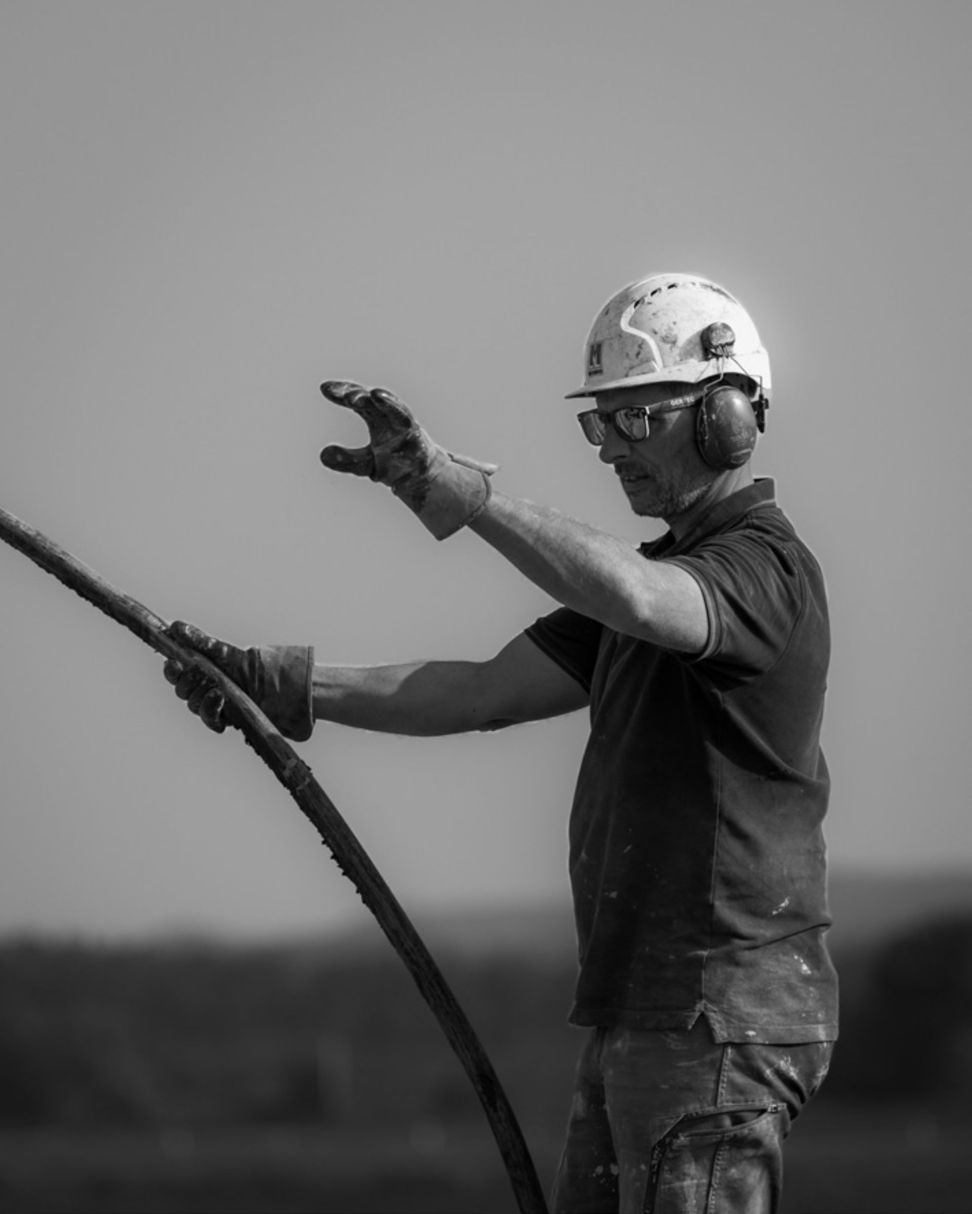 Foto: Mitarbeiter mit Schutzhelm und Handschuhen - 