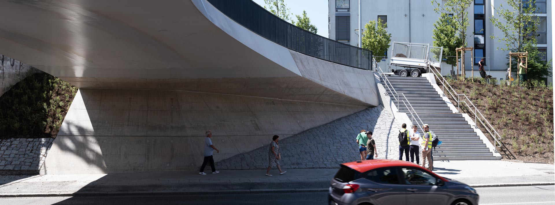 Foto: von Menschen bei neuer Brücke - 