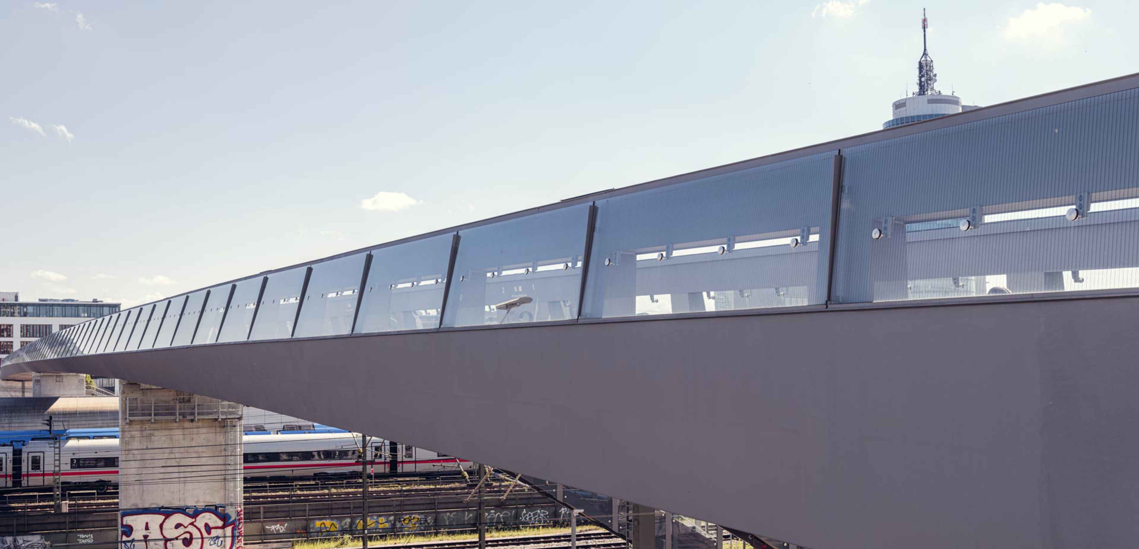 Aufnahme einer Fußgängerbrücke in München